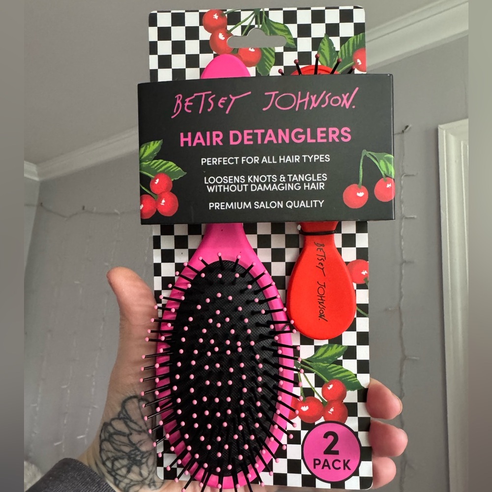 2 Betsey Johnson Detangler Brush Set NWT travel and regular size pink red black